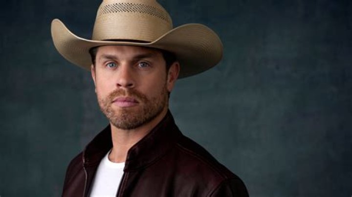 How tall is Dustin Lynch