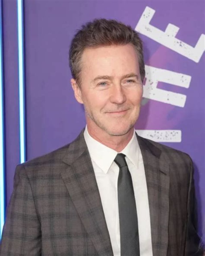 How tall is Edward Norton