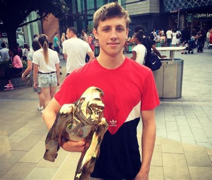 How tall is Harry Lewis