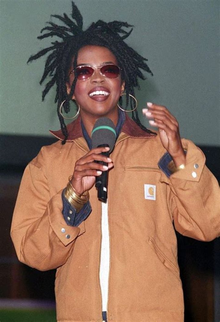 How tall is Lauryn Hill