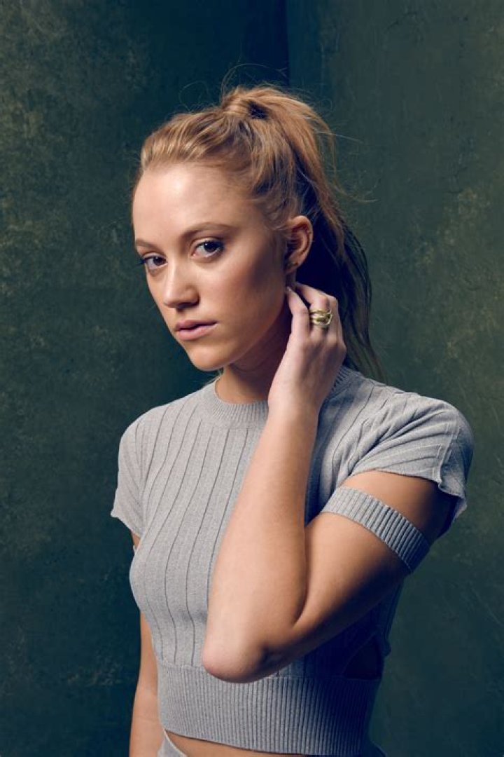 How tall is Maika Monroe