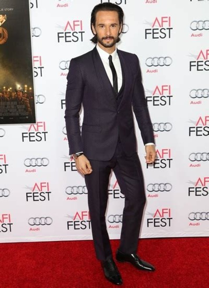 How tall is Rodrigo Santoro