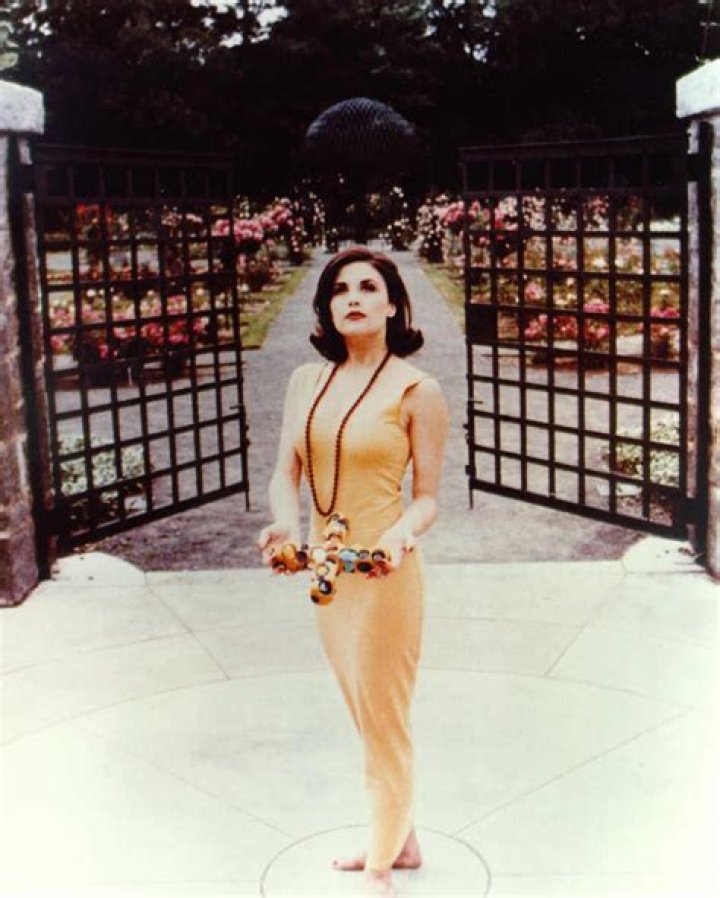 How tall is Sherilyn Fenn